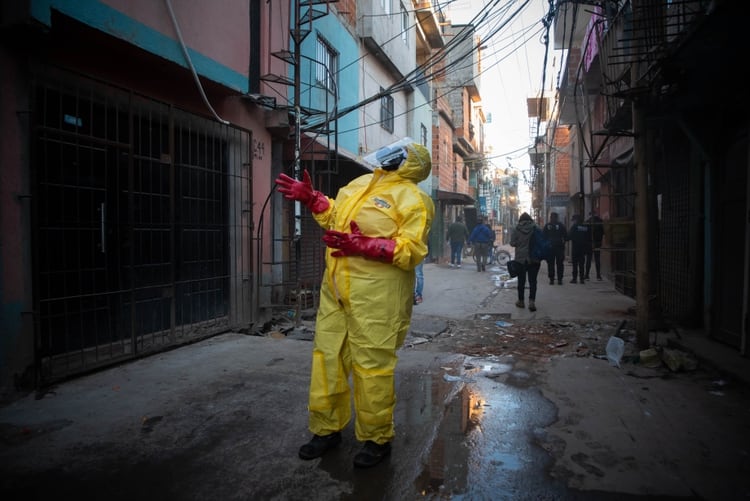 Desinfección en el Barrio 31, principal foco de contagios de la Ciudad (Foto: Franco Fafasuli)