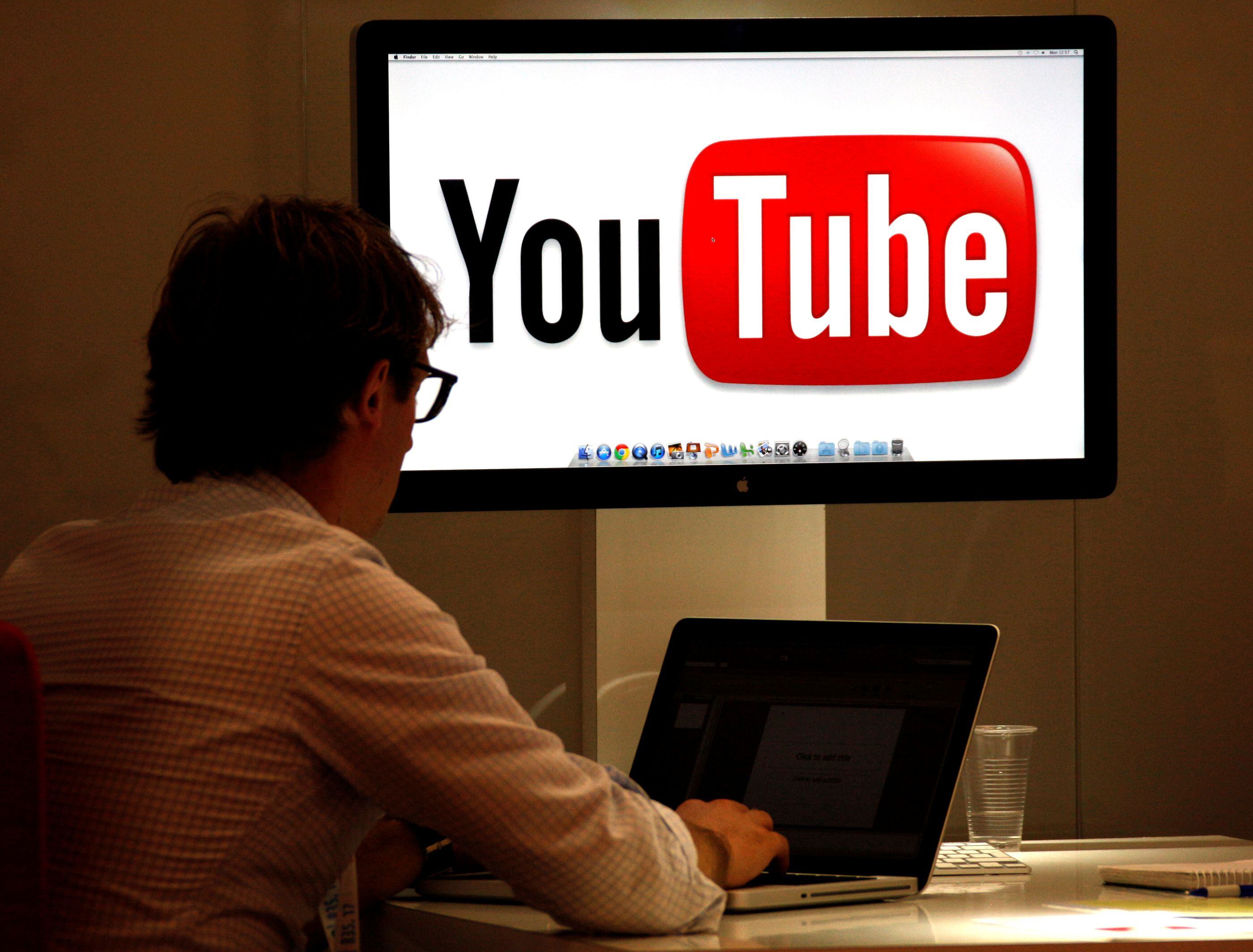 En el 2006 la revista Time nombró a YouTube como el "Invento del Año". (REUTERS/Eric Gaillard/File Photo)