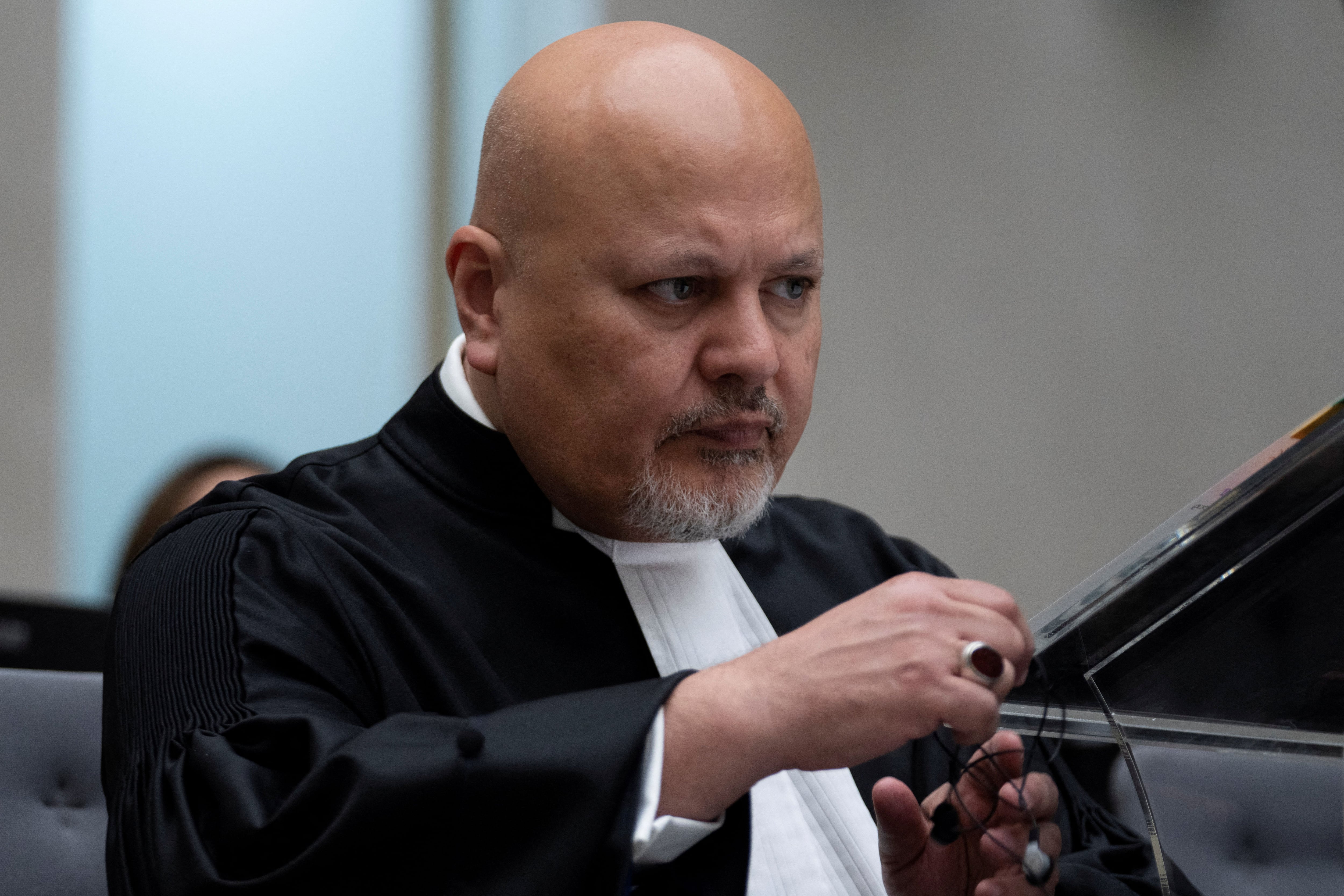 El fiscal Karim Khan durante un juicio en la Corte Penal Internacional en La Haya, Países Bajos (Peter Dejong/REUTERS/)