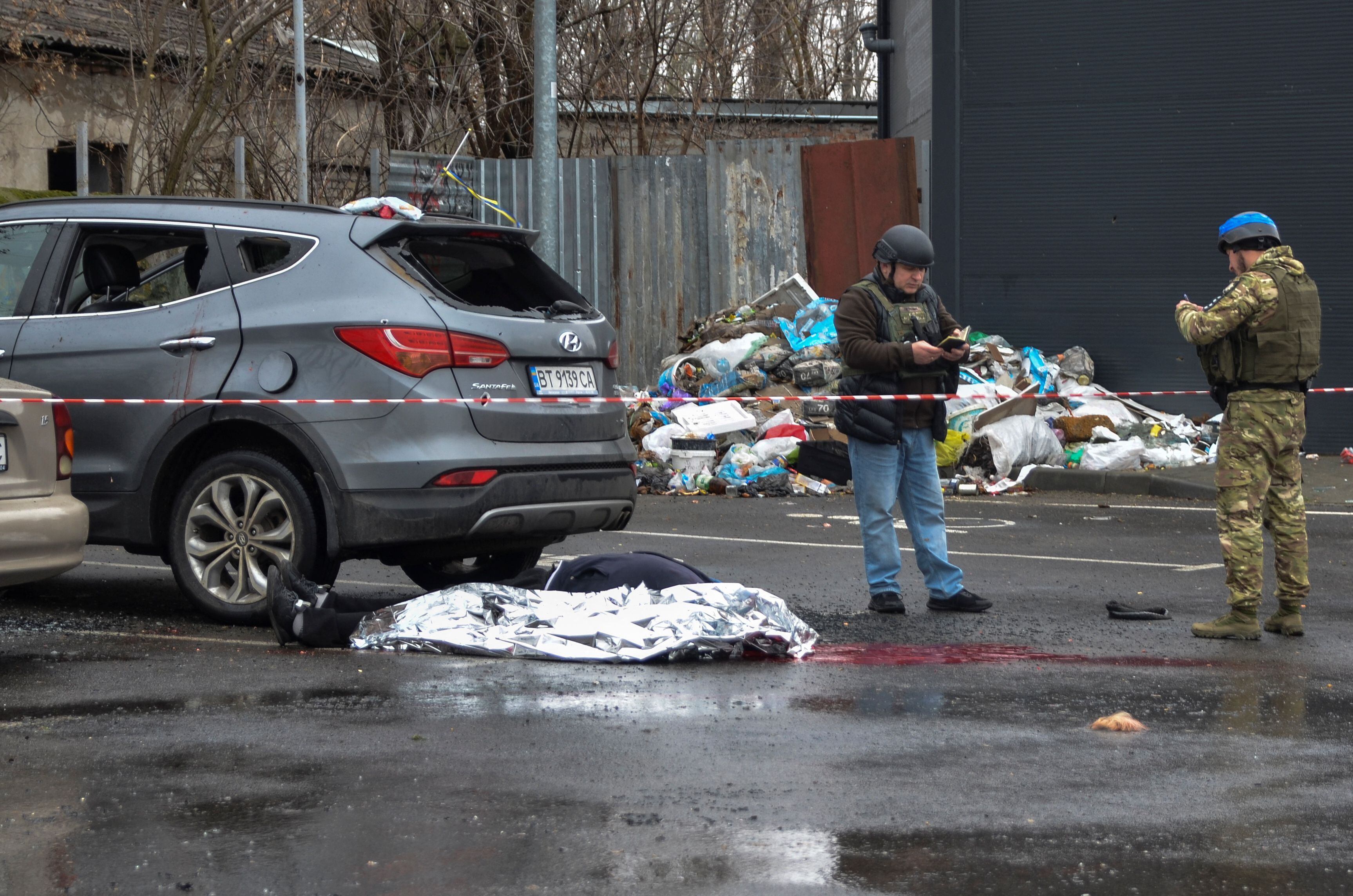 Una víctima civil en las afueras de supermercado de Kherson tras el bombardeo ruso con misiles (REUTERS/Ivan Antypenko)