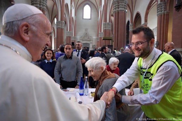 El Papa saluda a voluntarios y asistentes al evento (Reuters)