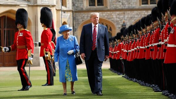 Donald Trump recibido por la Reina Isabel II (AP)