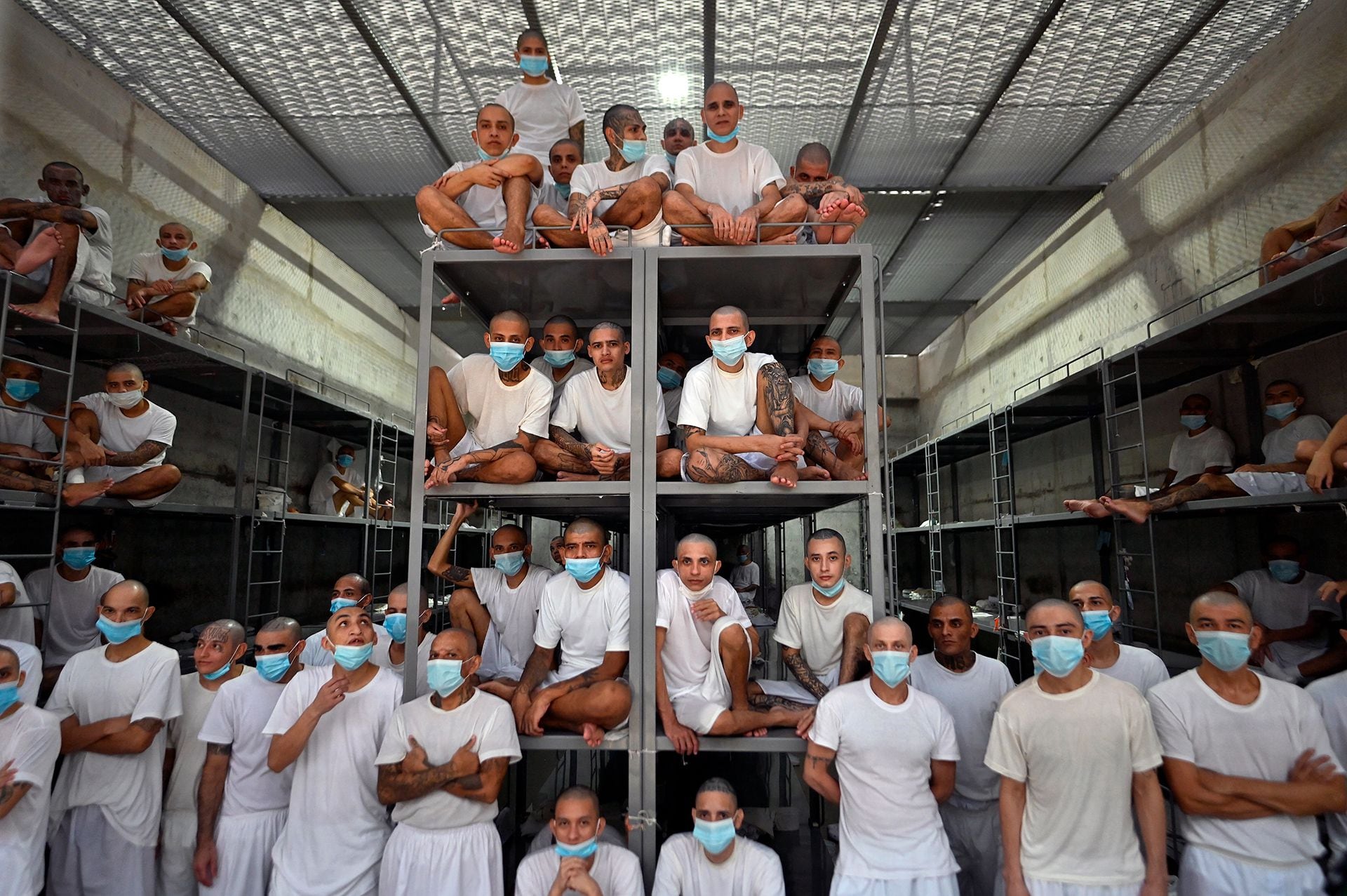 Fotos y video: a seis meses de su inauguración, así está hoy la megacárcel de Bukele en El Salvador