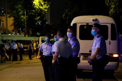 La policía de Hong Kong bloqueó las inmediaciones del Hotel Metropark, donde fue instalada la agencia de seguridad china (REUTERS/Tyrone Siu)
