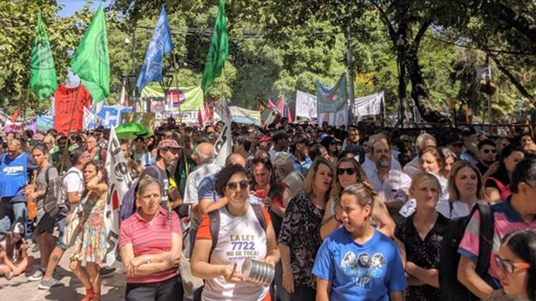 Miles de personas marcharon en protesta por las reformas que impone la sanción de la ley 7.722
