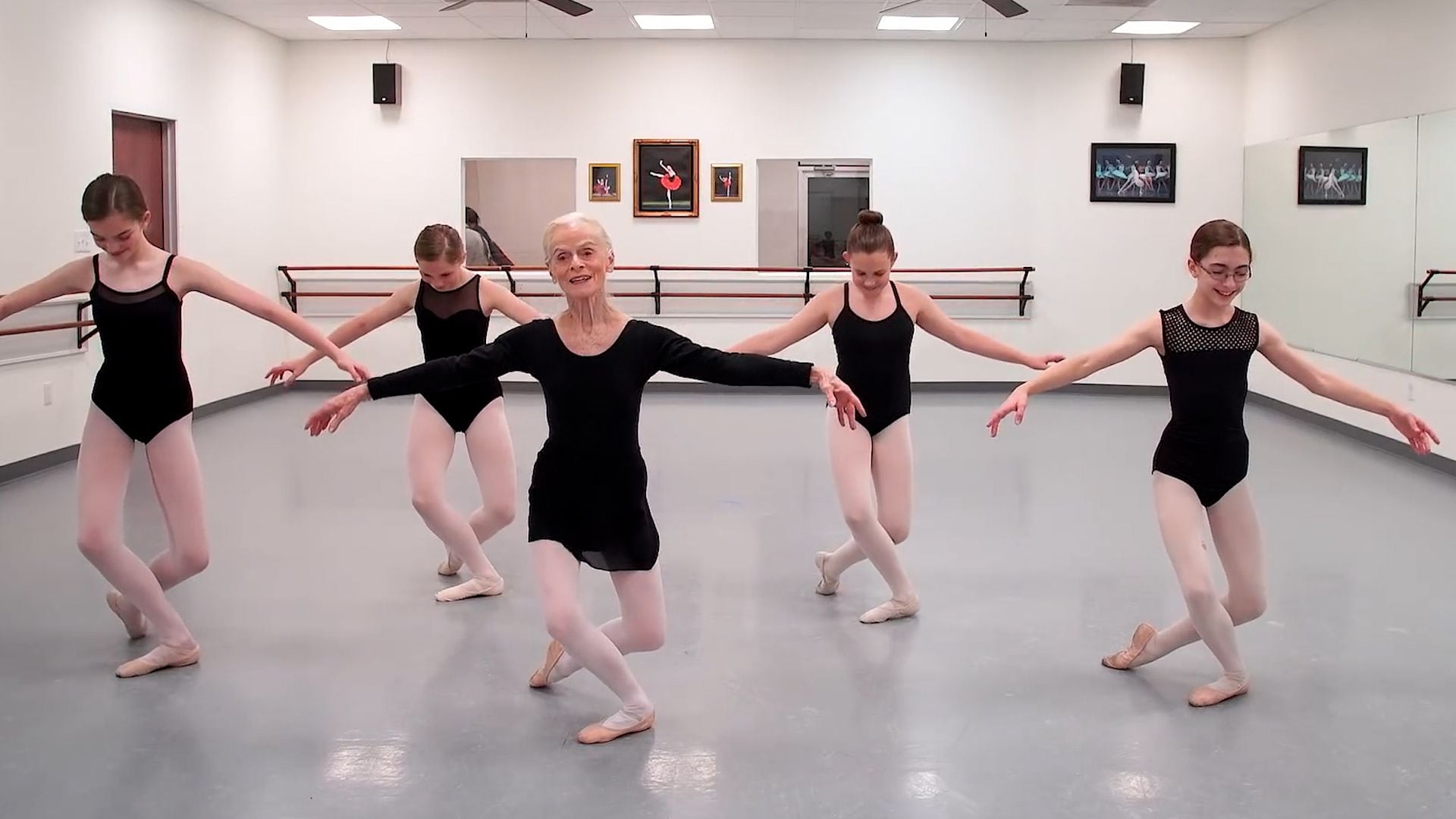 La bailarina de 82 años que continúa brillando con sus zapatillas de punta - la pasión no tiene edad