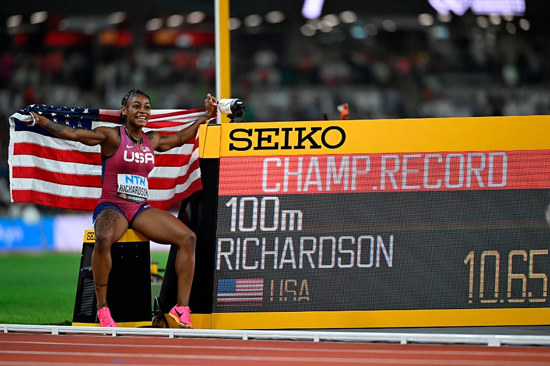 Medalla de oro y récord mundial en los 100 metros llanos para Sha'Carri Richardson en Budapest (AFP)