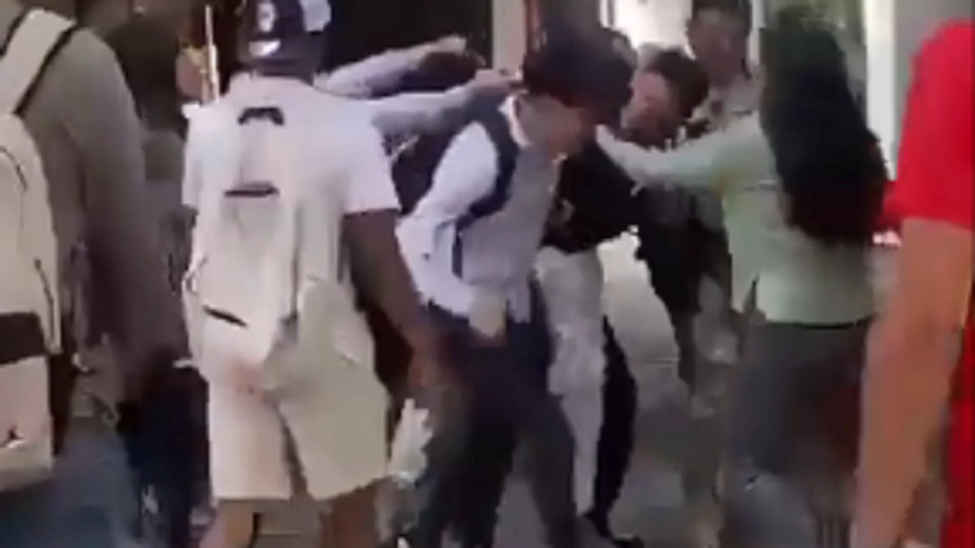 Así inició todo: difunden video del momento en que estudiantes de la UVM pelean a golpes