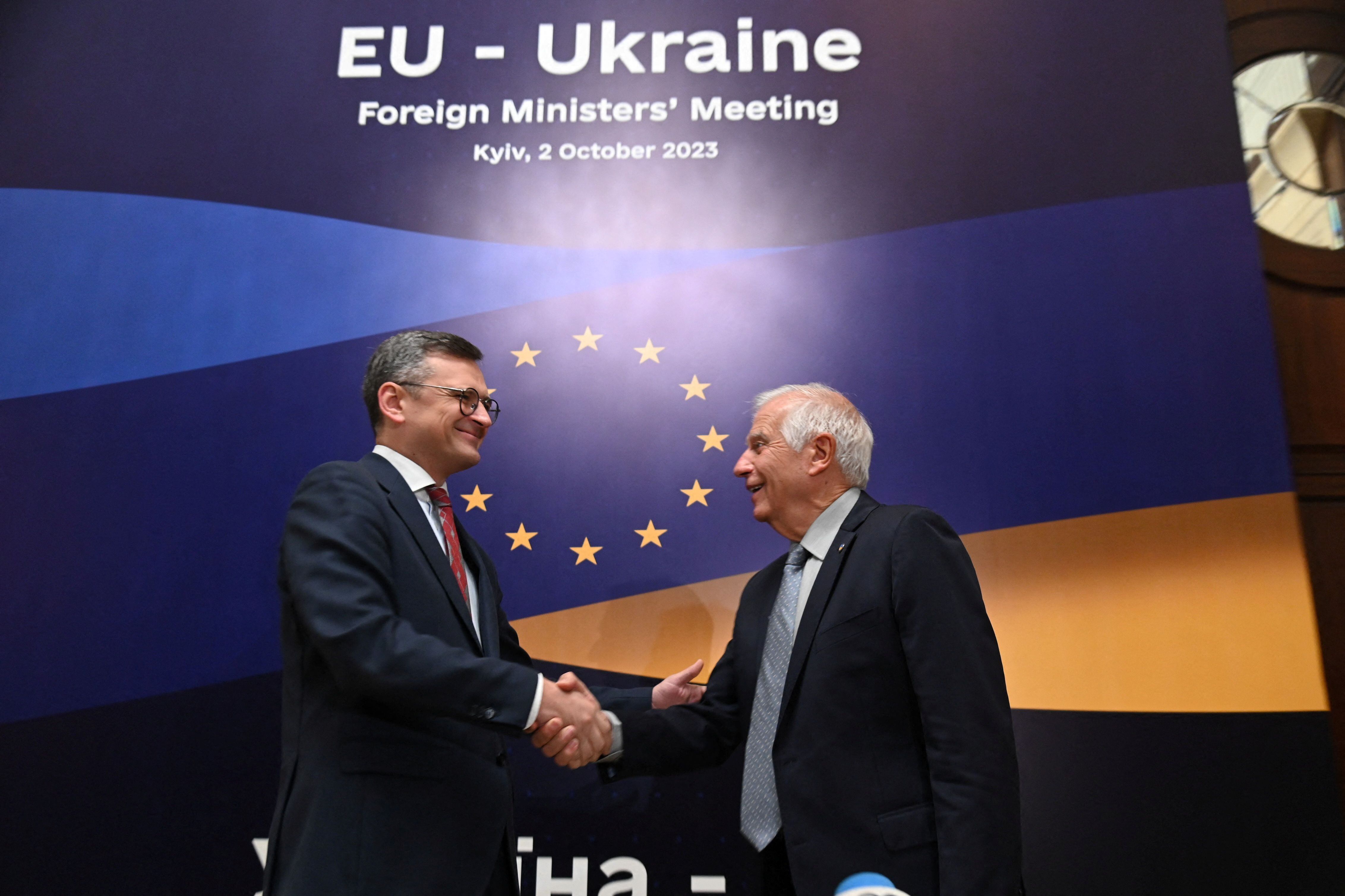 El ministro de Exteriores de Ucrania, Dmytro Kuleba, saluda al jefe de la diplomacia de la UE, Josep Borrell, en Kiev (Servicio de prensa del Ministerio de Exteriores de Ucrania/via REUTERS)