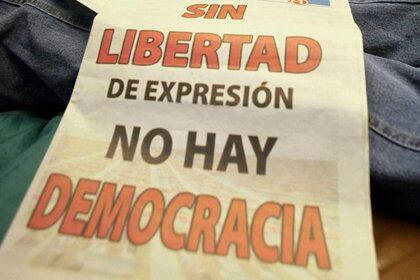 Estos proyectos de ley pretenden darle una fachada de legalidad al Gobierno de Ortega para seguir hostigando y persiguiendo a periodistas (EFE/Archivo)