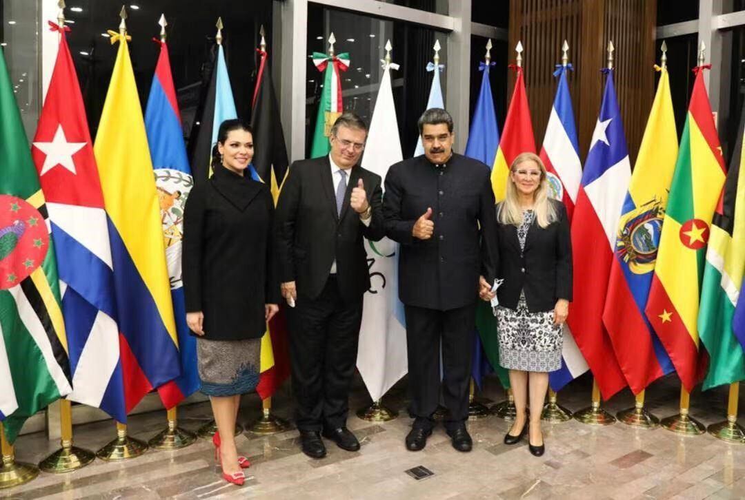El dictador de Venezuela, Nicolás Maduro, junto al ministro de Exteriores de México, Marcelo Ebrard, antes de la cumbre de la CELAC.