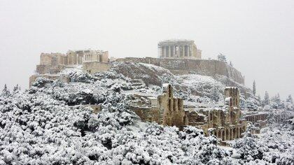 The Parthenon temple is seen atop the Acropolis hill archaeological site during a heavy snowfall in Athens, Greece, February 16, 2021. Picture taken with a drone. REUTERS/Alkis Konstantinidis