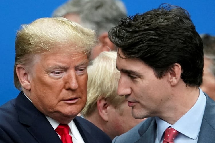 Donald Trump y Justin Trudeau se saludan este miércoles, después de conocerse el polémico video (Reuters)