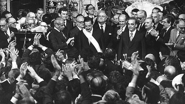 Martínez junto a Alfonsín en el día que asumieron la fórmula presidencial