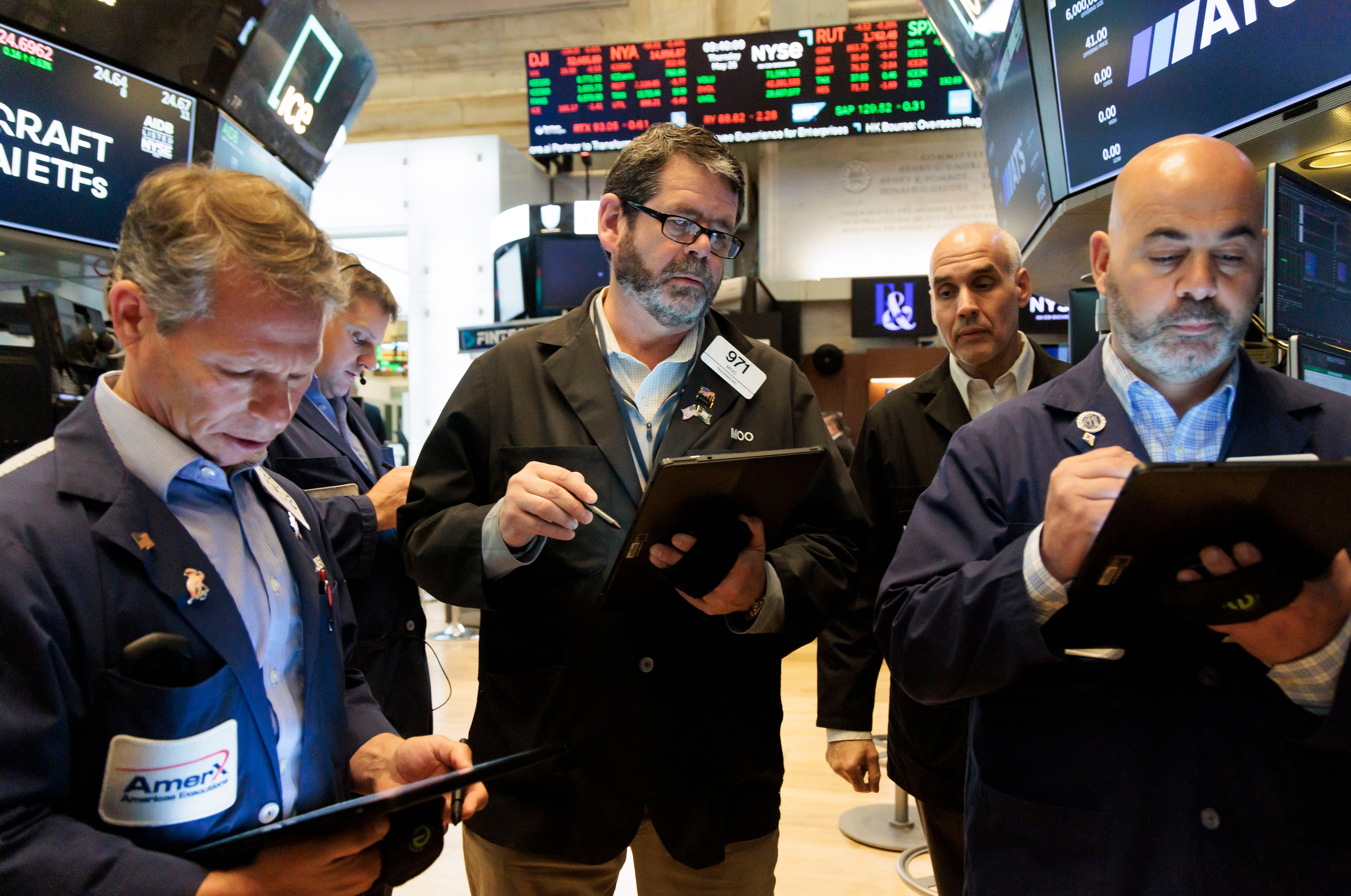 Trabajadores de Wall Street. EFE/EPA/Justin Lane
