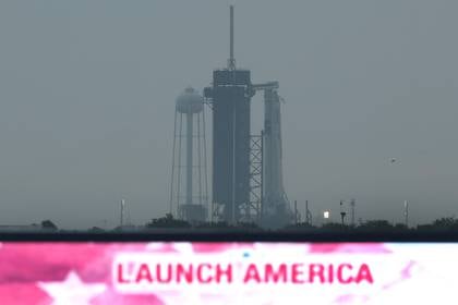 Otra vista del cohete Falcon 9 con la nave Crew Dragon (Joe Raedle/Getty Images/AFP)