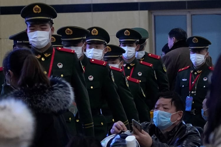Policías con máscaras en la estación de trenes de Shanghai (REUTERS/Aly Song)