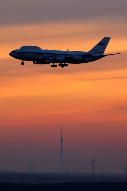 Ilyushin Il-80 en el aire. Investigan el robo de 39 componentes electrónicos del interior de la nave (Reuters)