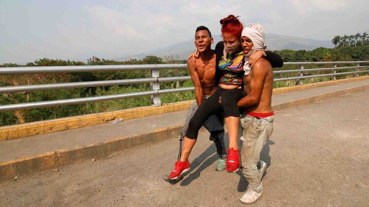 Una joven resultó herida en el puente Simón Bolívar el domingo (Photo by SCHNEYDER MENDOZA / AFP)