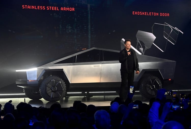 Elon Musk con su creación más reciente: la pick up eléctrica que promete revolucionar el segmento.