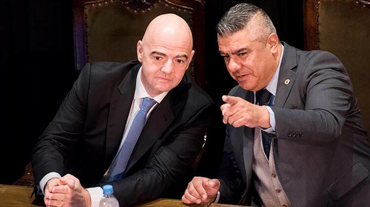 Gianni Infantino, presidente de la FIFA, junto a Claudio Tapia, presidente de la AFA (@CONMEBOL)