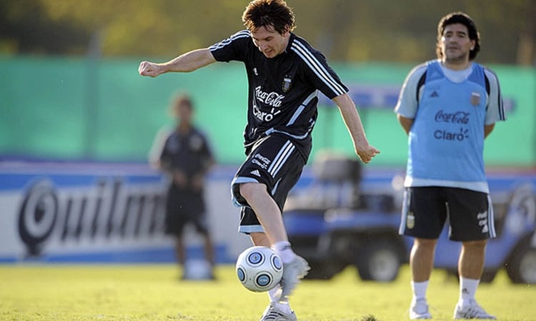 Maradona, como técnico de la Selección, junto a Messi. Ahora en Gimnasia, volverá al complejo de Ezeiza (Foto: Télam)