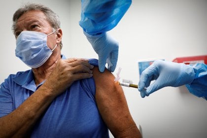 Un voluntario es inyectado con una vacuna mientras participa en un estudio de vacunación contra la enfermedad coronavirus (COVID-19) en los Centros de Investigación de América, en Hollywood, Florida, EE.UU., el 24 de septiembre de 2020. REUTERS/Marco Bello