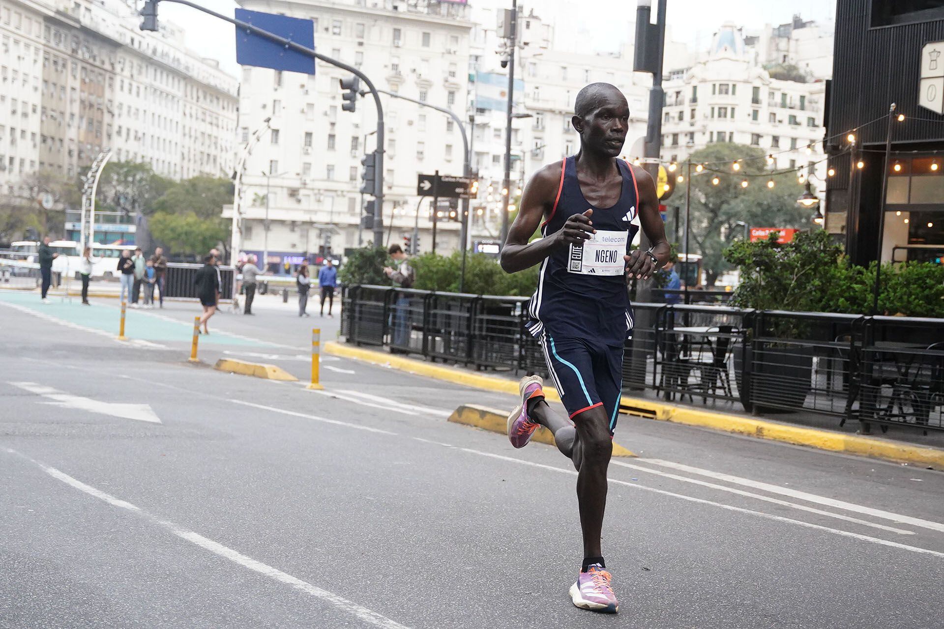 Ngeno debió conformarse con el tercer puesto en la Maratón de Buenos Aires de 2023 luego de ser atacado por un perro en plena competencia (Franco Fafasuli)