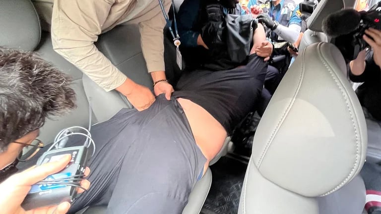 Policías arrestaron al pasajero que abrió la puerta del avión