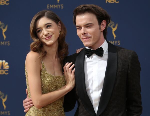 Natalia Dyer y Charlie Heaton.