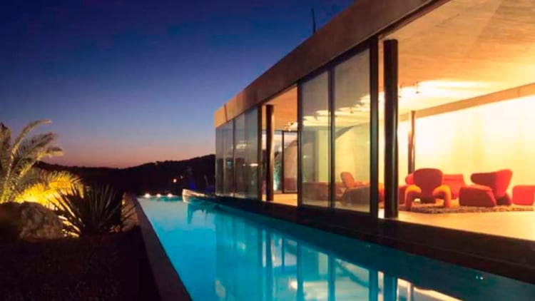 La increíble casa atravesada por una piscina transparente como un acuario