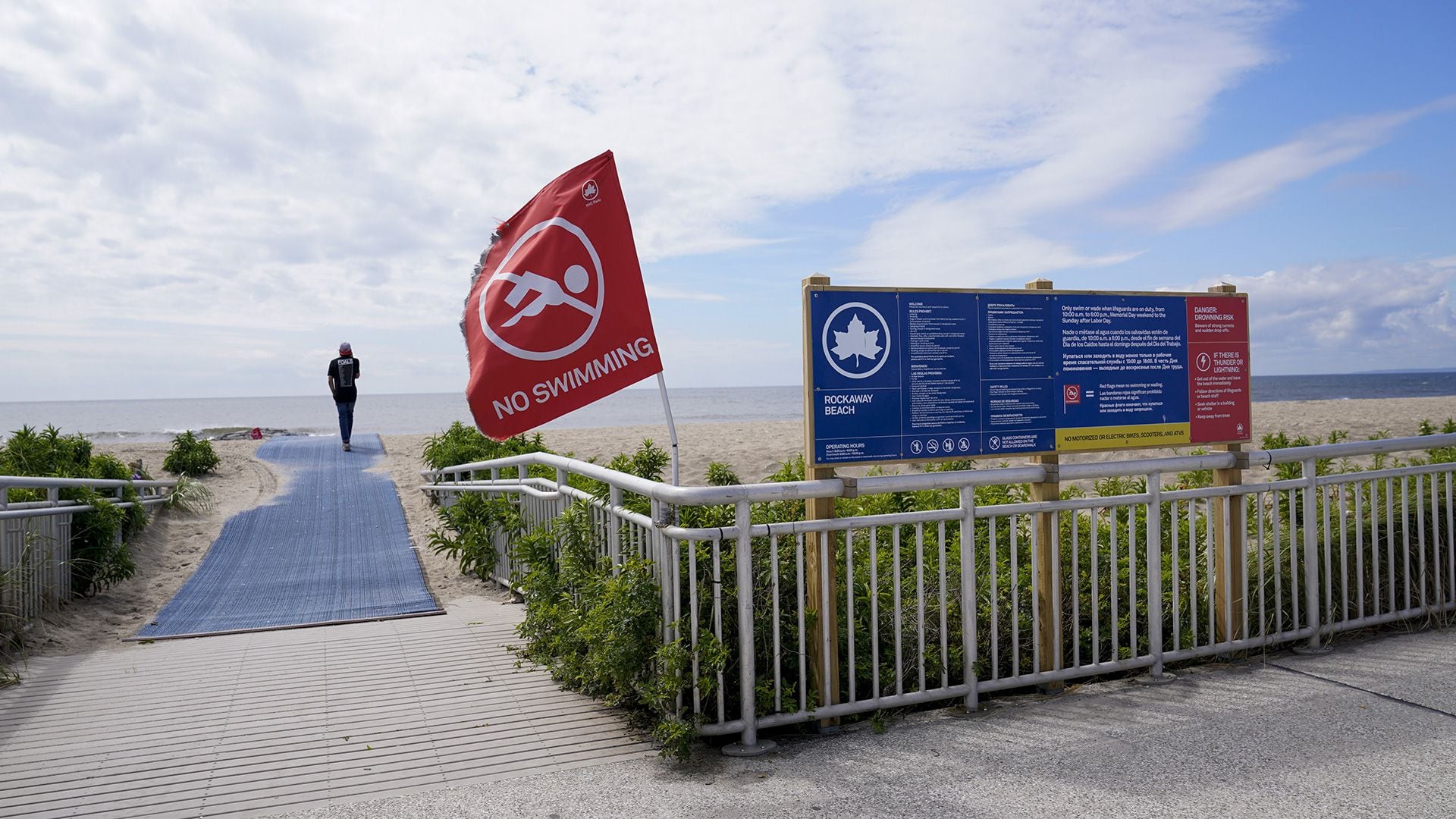 Una mujer fue hospitalizada en estado crítico tras ser atacada por un tiburón en una playa de Nueva York - Infobae