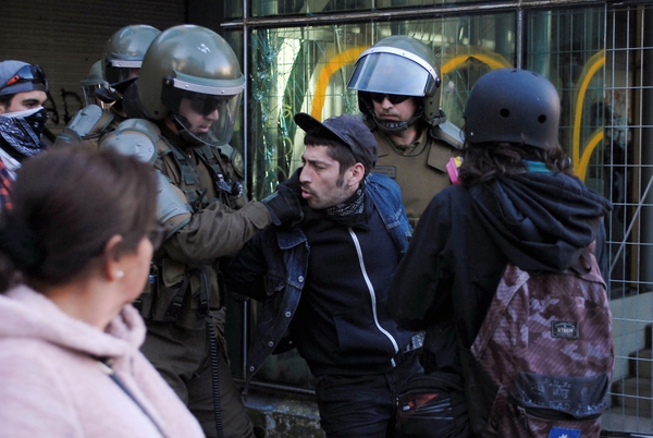 Carabineros de Chile detienen a un manifestante durante una protesta contra el gobierno de Chile en Concepción, Chile, el 2 de noviembre de 2019. REUTERS/Jose Luis Saavedra