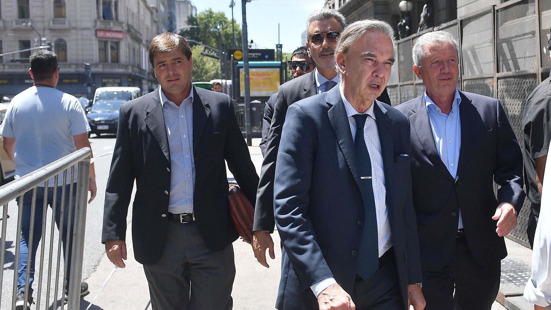 Debate de la Ley Ómnibus en el Congreso entrada diputados y vallados portada