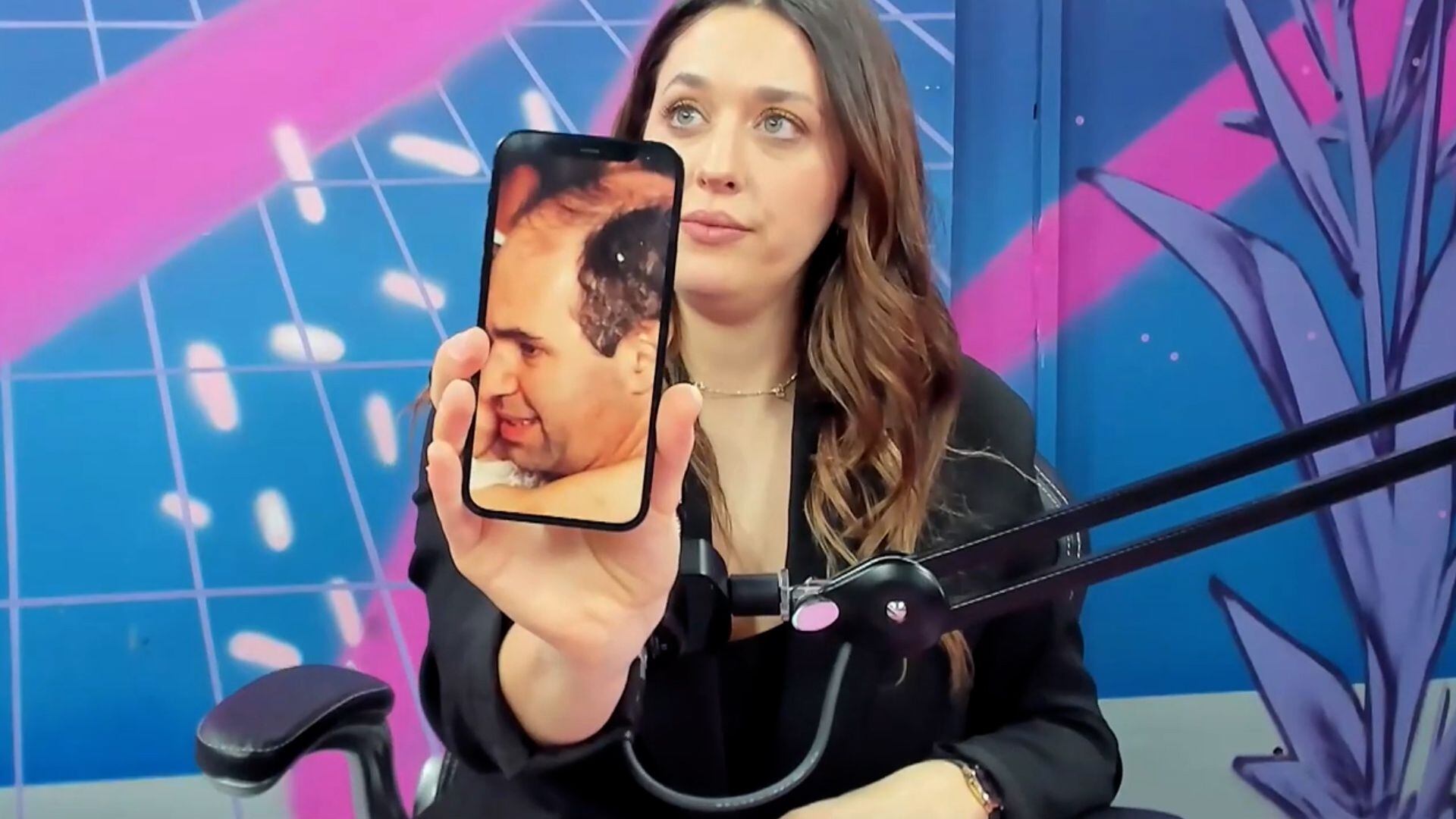 Mai muestra la foto que le mandó su hija al whatsapp. Allí tenía 33 años. Hoy tiene 57 y dice que le "jode cero" le digan pelado, aunque reconoce que "a los 25, 27 años la peleé un poco"