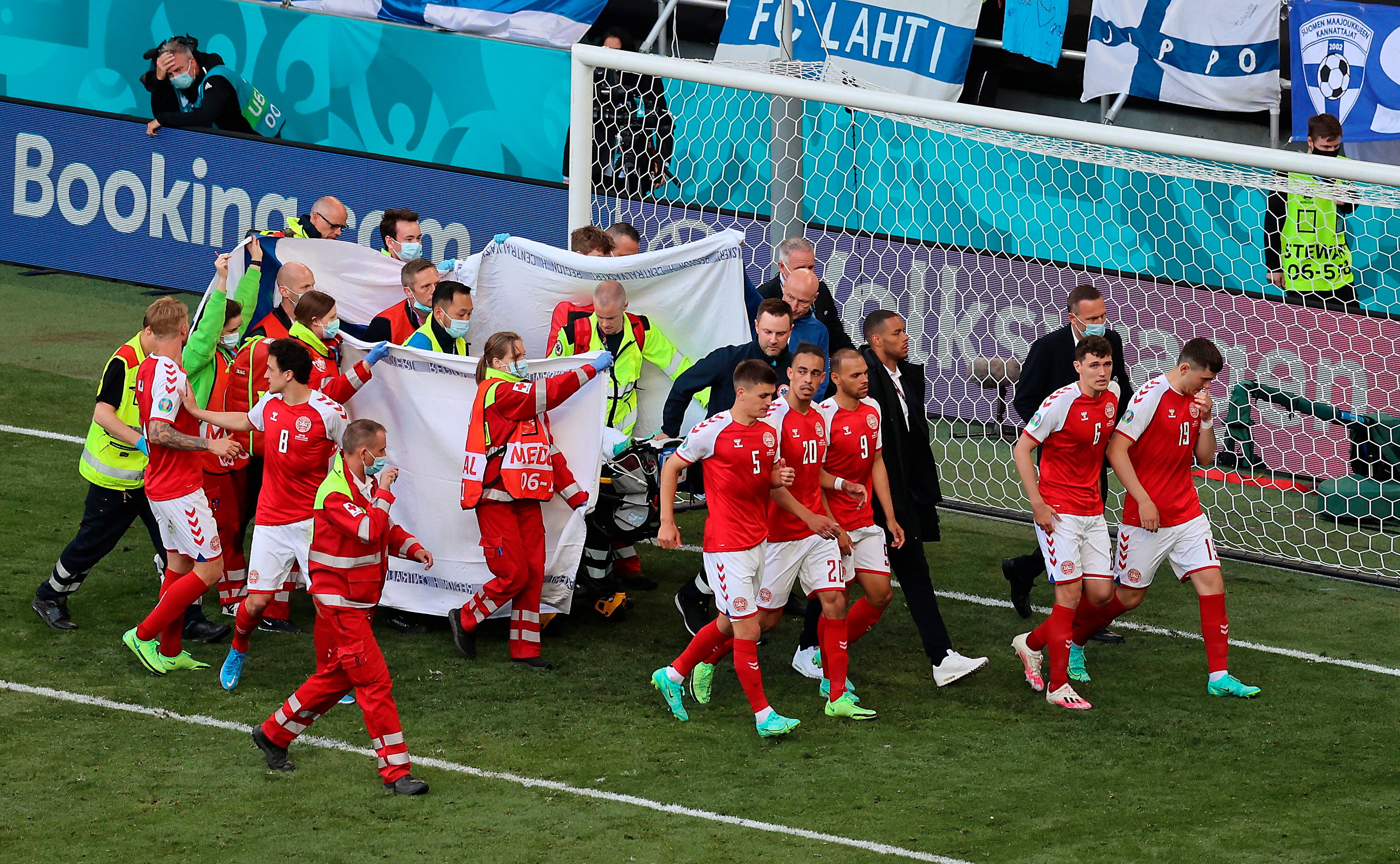 Así retiraron los equipos de emergencia al danés Christian Eriksen cuando se desvaneci en pleno partido de la Eurocopa (Foto: EFE)