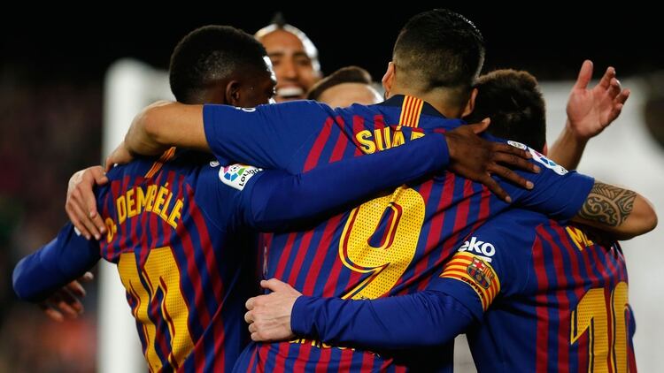 Barcelona’s Argentinian forward Lionel Messi (R) celebrates his goal with teammates during the Spanish League football match between FC Barcelona and Levante UD at the Camp Nou stadium in Barcelona on April 27, 2019. (Photo by PAU BARRENA / AFP)