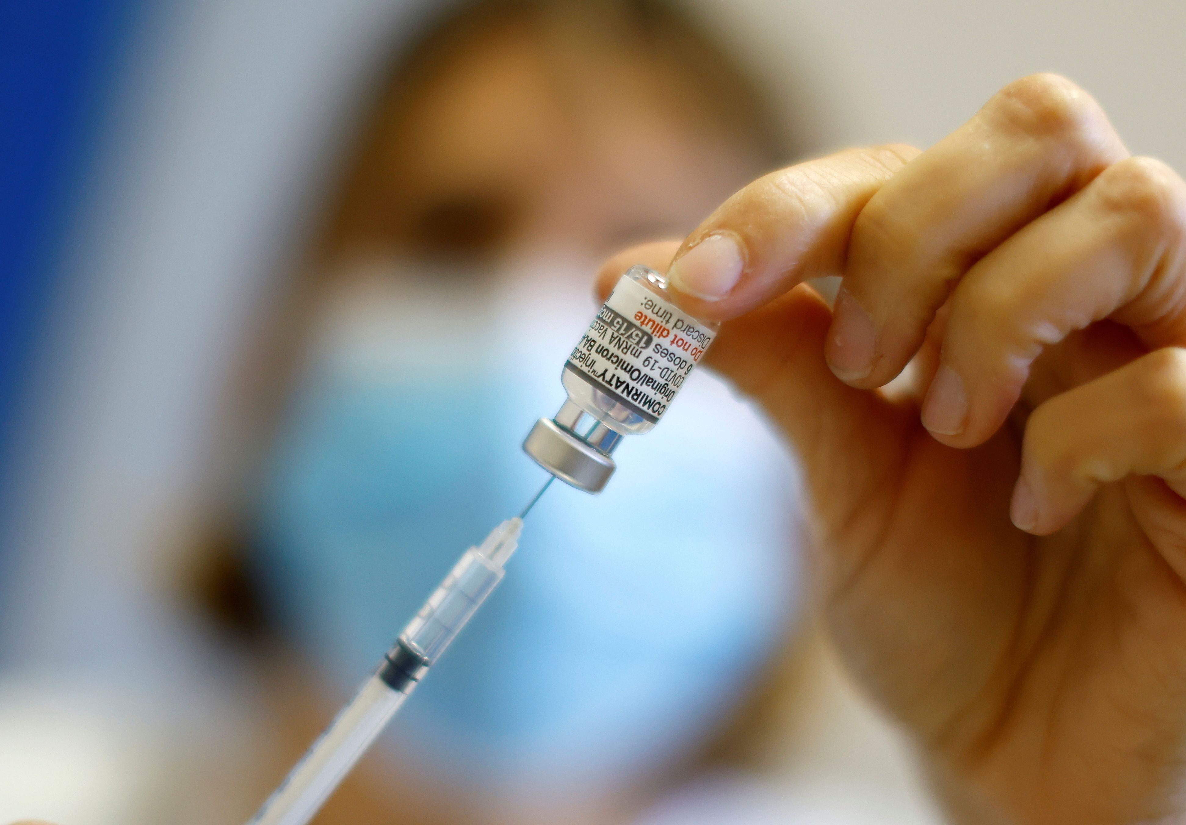La mortalidad por todas las causas en los vacunados fue un 37% más baja que la de los previamente infectados (REUTERS/Eric Gaillard)