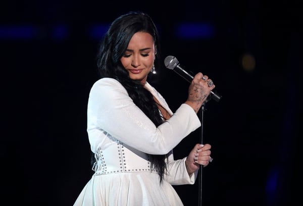 Demi Lovato - A su vez deslumbró con una gran falda princesa con corte en la cintura. La cantante completó su look con anillos de brillantes y aros cascada