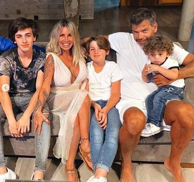 Flor Peña celebró el nuevo año con su marido, Ramiro Ponce de León, y sus hijos Tomás, Juan y Felipe (Foto: Instagram)