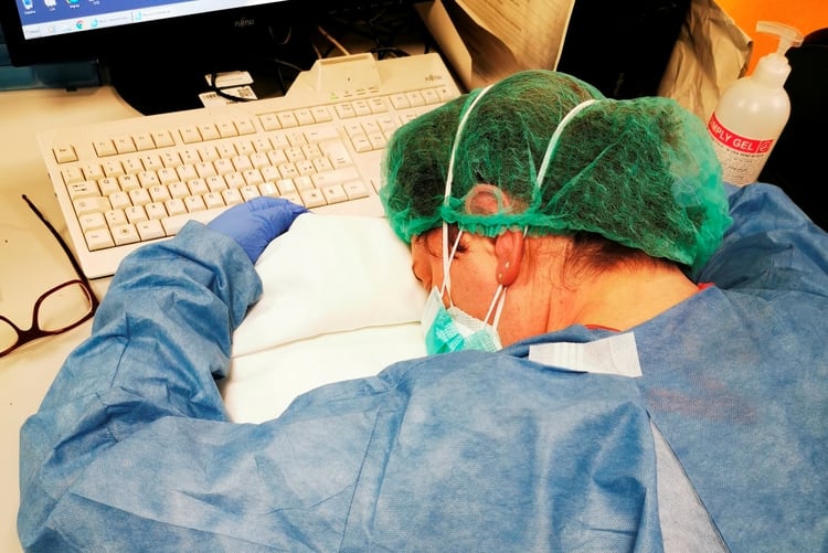 Una de las imágenes más virales de la pandemia: una enfermera descansa, agotada por las largas jornadas en Cremona (Reuters)