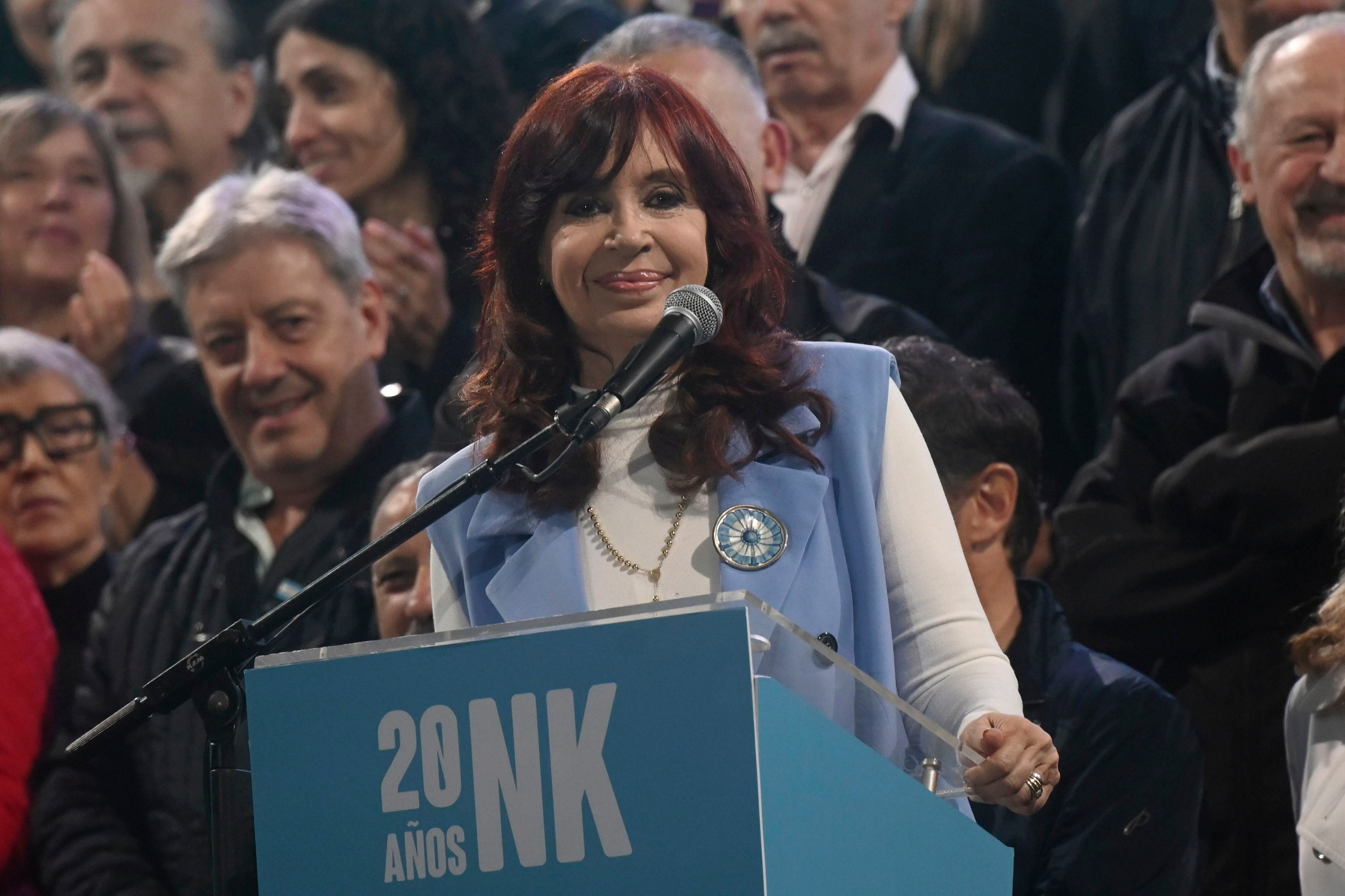 Cristina Kirchner pide que se termine la autocrítica electoral y que el peronismo se concentre en generar una nueva alternativa  (AP)