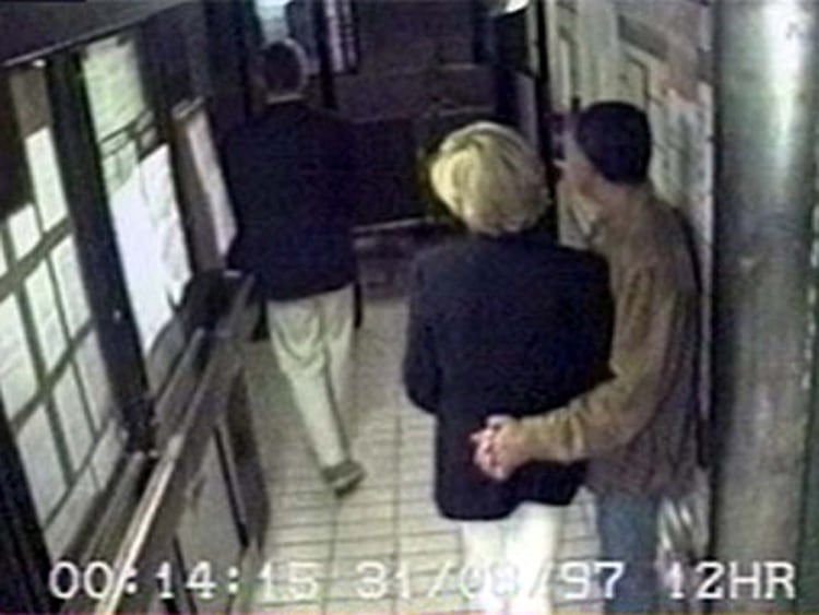 31 Aug 1997, 00:14 : La princesa y el multimillonario se toman de las manos antes de salir del hotel por la puerta de servicio. Princess Diana and Dodi Fayed holding hands at the rear service exit of the Ritz hotel in Paris. They planned to leave at the back of the hotel to avoid the paparazzi at the main entranceCCTV footage showing the final hours of Princess Diana and Dodi Fayed as seen by the jury at the inquest into their deaths, High Court, London, Britain – Oct 2007