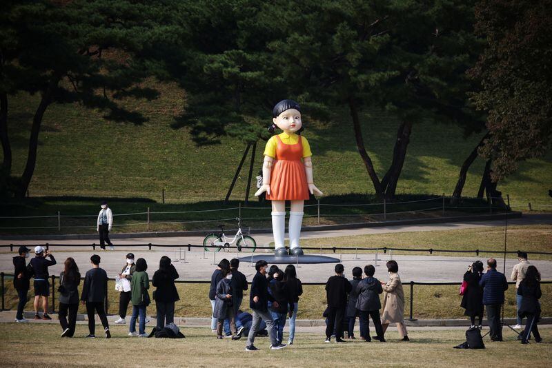 Muñeca gigante llamada "Younghee" de la serie de Netflix "El juego del calamar", en instalación en parque en Seúl, Corea del Sur, 26 octubre 2021.REUTERS/Kim Hong-Ji