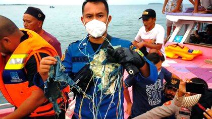 Pescadores de la zona muestran restos del avión (vAviaforaviators)