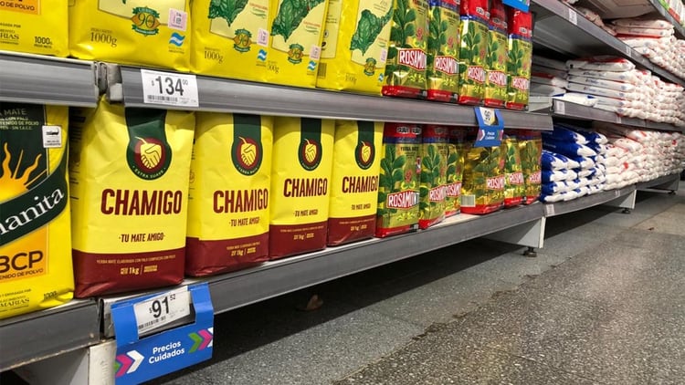 La yerba más económica es la Chamigo: cuesta $91,52 en los supermercados que aún no actualizaron sus valores. En la tabla de los “productos esenciales” vale $96,10