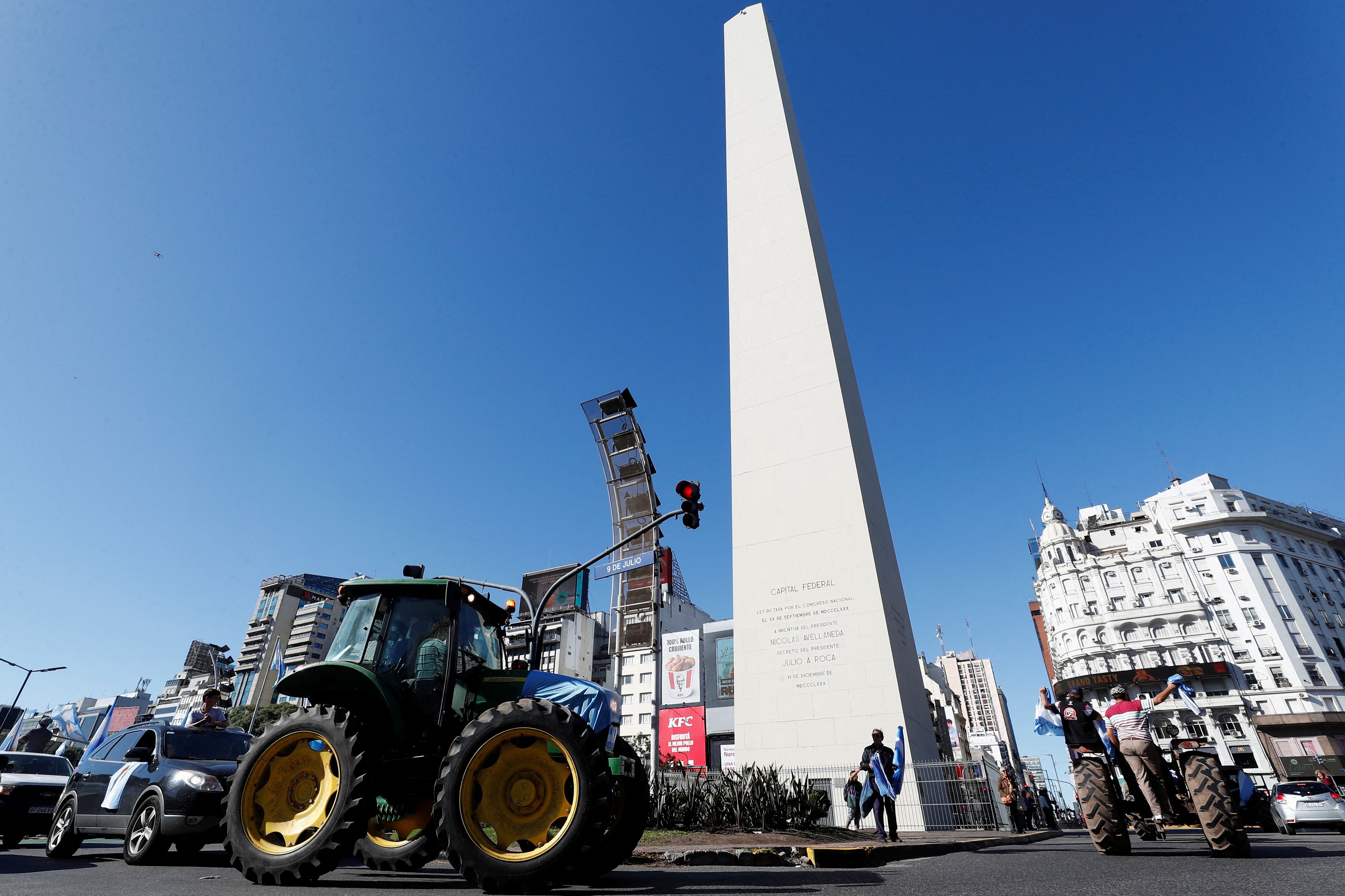 Llegan los primeros tractores de los productores rurales a la Plaza de Mayo (REUTERS/Agustin Marcarian)