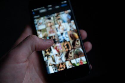 ARCHIVO - Un hombre observa fotos pornográficas en su móvil. Ciertas páginas porno han sido foco de críticas. Algunos medios de pago han cancelado por ello su cooperación con "Pornhub" y "Xhamster". Foto: Silas Stein/dpa