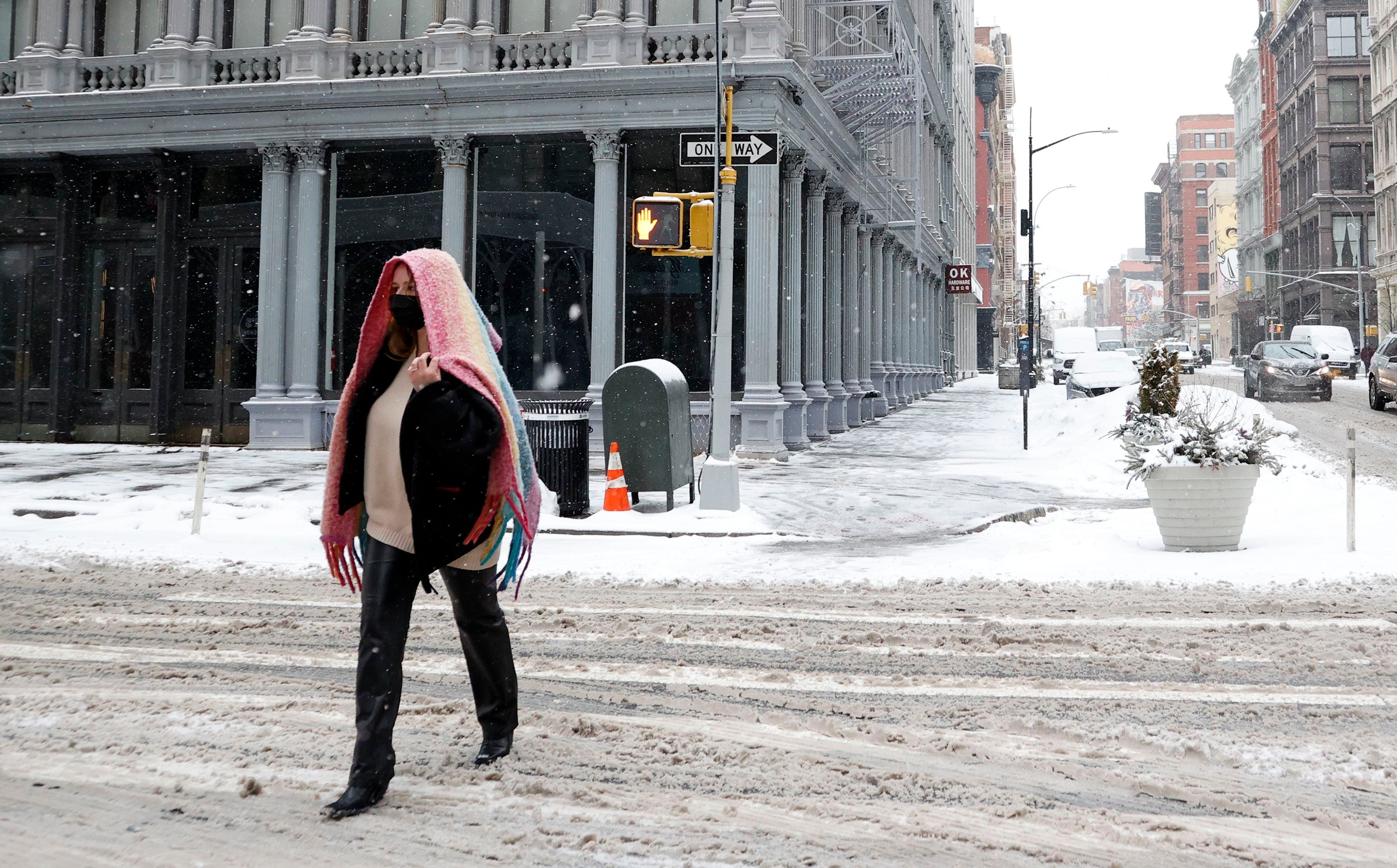 Una persona camina por una calle de Nueva York cubierta por la nieve (EFE/ Jason Szenes)