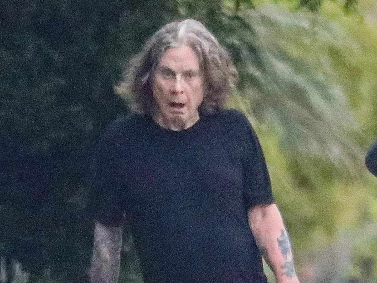 Las fotos de Ozzy Osbourne paseando sin su bastón en medio de su lucha contra el Parkinson - Infobae